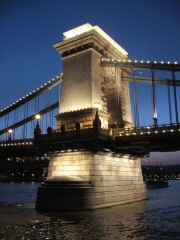 Ponte delle Catene illuminato